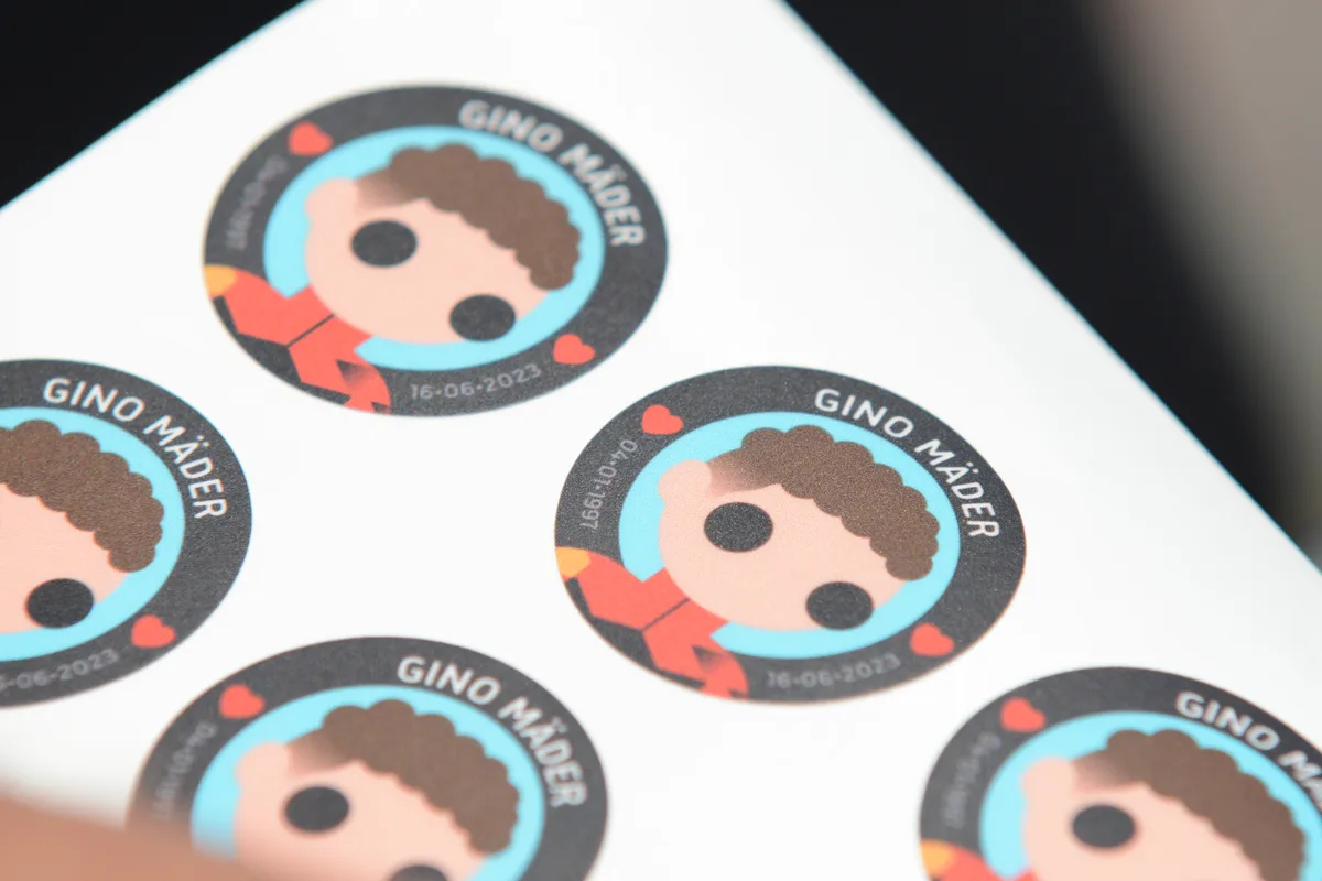 Jeder der Teilnehmenden erhielt einen Sticker in Erinnerung an Gino Mäder. Ein Sticker mit dem Kopf von Gino Mäder.
